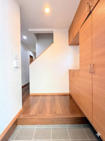 港南区芹が谷1丁目　中古戸建の玄関|◆明るい玄関です！散らかりやすい玄関もスッキリする大容量のシューズボックス付き。