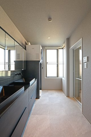 芦屋親王塚パークマンションの独立洗面台|朝の支度にも助かる、独立の洗髪洗面化粧台
