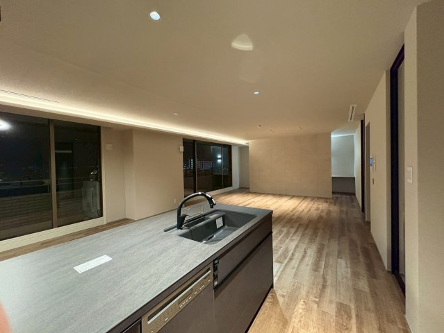 芦屋親王塚パークマンションの居間・リビング|夜間