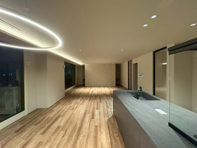 芦屋親王塚パークマンションの居間・リビング|夜間