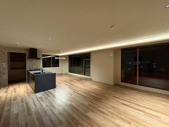 芦屋親王塚パークマンションの居間・リビング|夜間