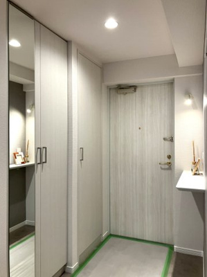 【玄関】 | パシフィック星置ヒルズB棟 | 靴箱・ミラー・飾り棚のついたおしゃれ玄関ホール♪