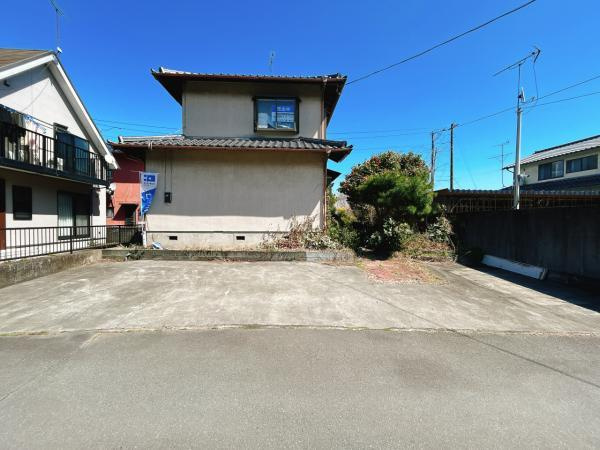 富士宮市山本の中古一戸建|駐車場。普通車3台駐車可能 