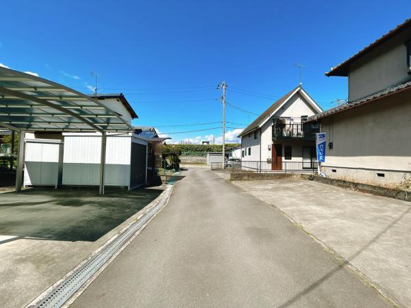富士宮市山本の中古一戸建|前面道路。幅員約4ｍです。 