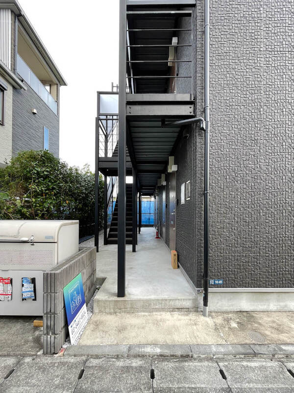 川崎市多摩区菅北浦２丁目のアパートのエントランス