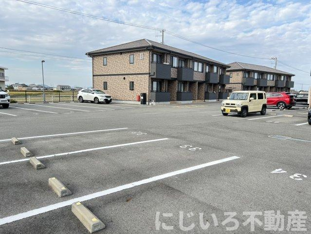 ENCIAⅢの駐車場