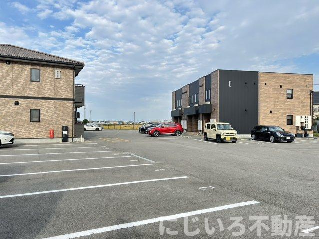 ENCIAⅢの駐車場