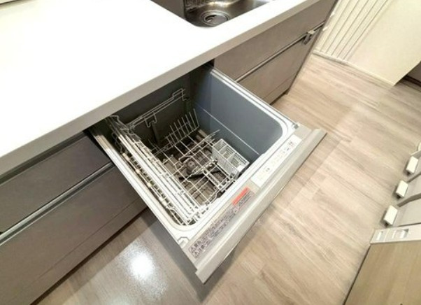 【中古】坂戸市末広町築浅中古住宅のキッチン|食器洗い乾燥機付きで家事の負担も軽減♪