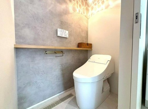 【中古】坂戸市末広町築浅中古住宅のトイレ|落ち着いたトイレスペース
