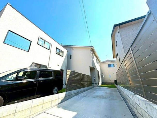 【中古】坂戸市末広町築浅中古住宅の駐車場