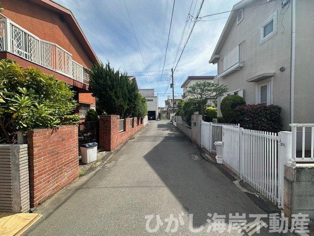 藤沢市鵠沼桜が岡１丁目　売地　全２区画の前面道路含む現地写真|現地外観