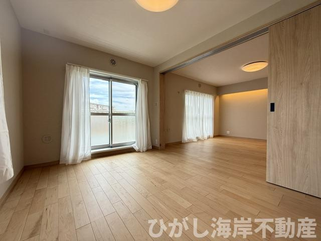 湘南小糸第一住宅１号棟の居間・リビング|新規リフォーム完了！　15.6帖　LDK