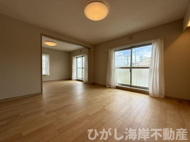 湘南小糸第一住宅１号棟の居間・リビング|新規リフォーム完了！　15.6帖　LDK