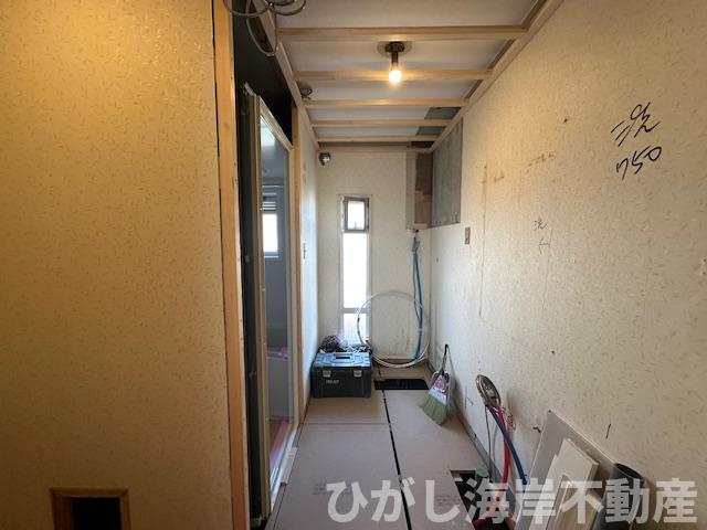 湘南小糸第一住宅１号棟の独立洗面台|4月2日撮影　新規リフォーム中　脱衣スペース