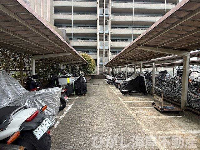 ビッグヴァングランヴァーグ茅ヶ崎の駐車場|敷地内バイク置場