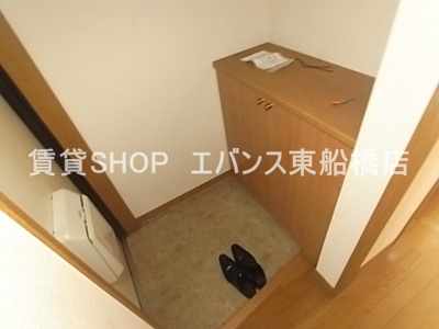 【玄関】 | グローバルジョイ弐番館 | 明るい玄関です
