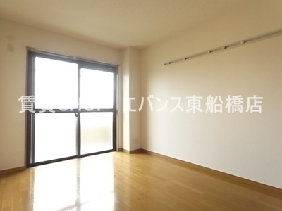 【寝室】 | グローバルジョイ弐番館 | 開放的な寝室です