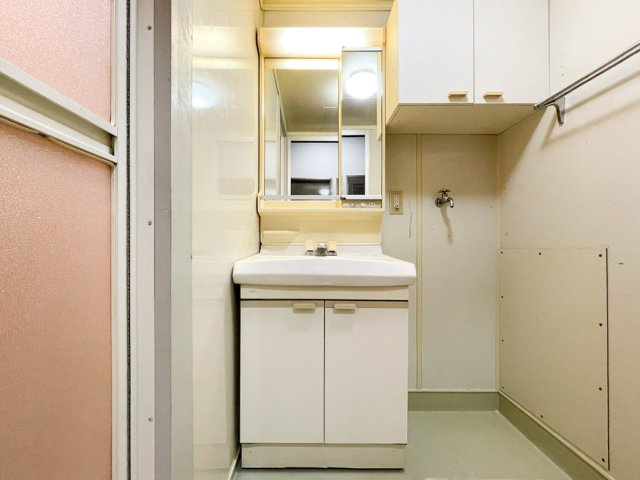 マンション住吉川の独立洗面台|コンパクトな独立洗面台となっております。