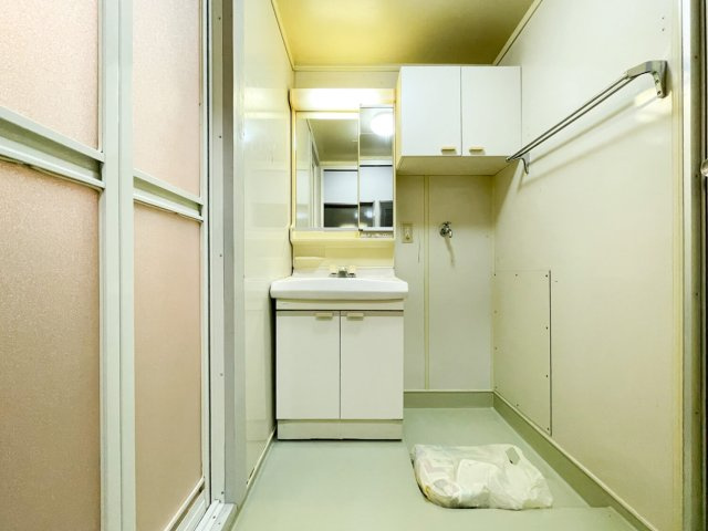 マンション住吉川の脱衣所|洗濯機置き場、収納棚と広くお使いできる仕様となっております。