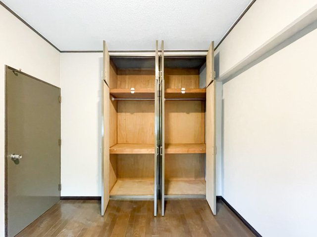 マンション住吉川の収納|奥行きもあり沢山のものが入る収納です。