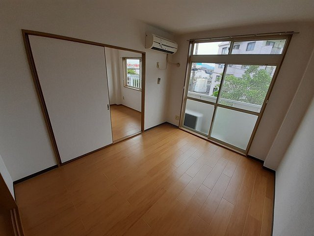 サンビレッヂの居間・リビング|おしゃれな内装です