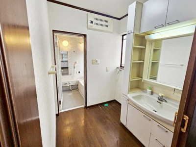 【独立洗面台】 | 川西市緑が丘1丁目　中古戸建 | 足元収納は、ストック用品を収納するのに便利