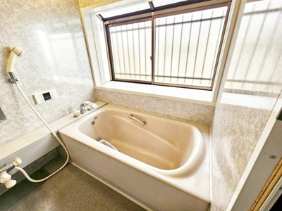 【浴室】 | 川西市緑が丘1丁目　中古戸建 | 光が差し込む明るいバスルーム。換気ができ、カビ対策にもなりますね