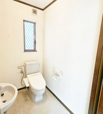 【トイレ】 | 川西市緑が丘1丁目　中古戸建 | トイレには快適な温水洗浄便座付き