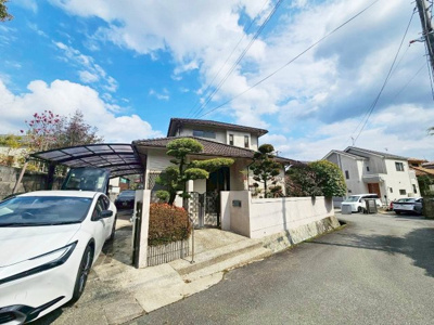 【外観】 | 川西市緑が丘1丁目　中古戸建 | 南西角地、全居室南向き、陽当たり・通風良好。全居室南向き