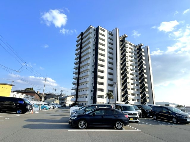 ヴェルディ若草町パームガーデンの駐車場|敷地内平面駐車場、1住戸2台分無料です