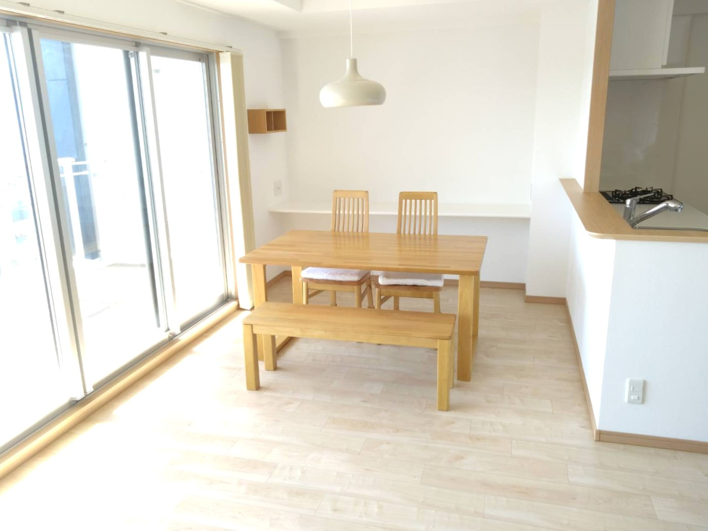 ヴェルディ若草町パームガーデンの居間・リビング|ファミリーカウンターもあり、デスクワークやお子様のリビング学習にぴったりです