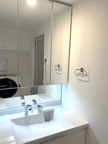 ヴェルディ若草町パームガーデンの洗面所|洗面台は三面鏡タイプ、収納力もあり身支度にも便利です