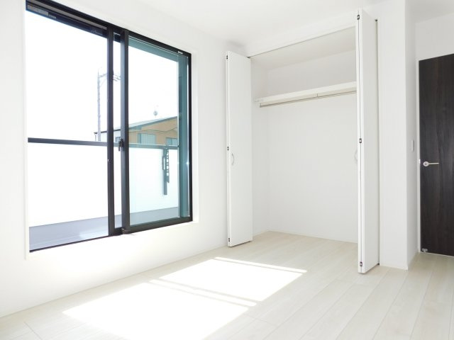 名古屋市北区川中町の新築一戸建の洋室|◇洋室◇　　南面で明るい洋室６．１帖　全居室収納完備♪　バルコニー利用可！
