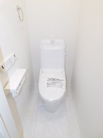 名古屋市北区川中町の新築一戸建のトイレ|◇トイレ◇　　１・２階シャワートイレ　節水タイプ　リモコンパネル付き