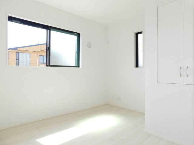 名古屋市北区川中町の新築一戸建の洋室|◇洋室◇　　南面で明るい洋室４．９帖　全居室収納完備♪