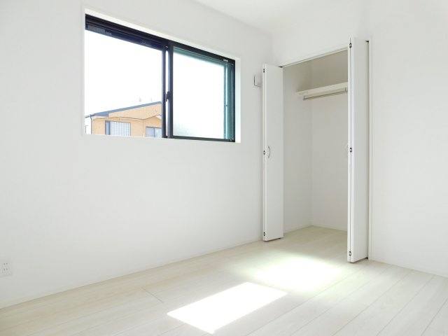 名古屋市北区川中町の新築一戸建の洋室|◇洋室◇　　南面で明るい洋室５．４帖　全居室収納完備♪　