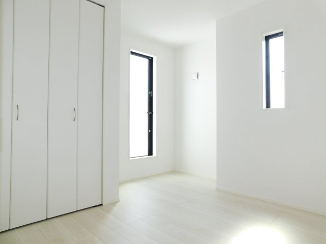 名古屋市北区川中町の新築一戸建の洋室|◇洋室◇　　南面で明るい洋室５．２帖　全居室収納完備♪　バルコニー利用可！