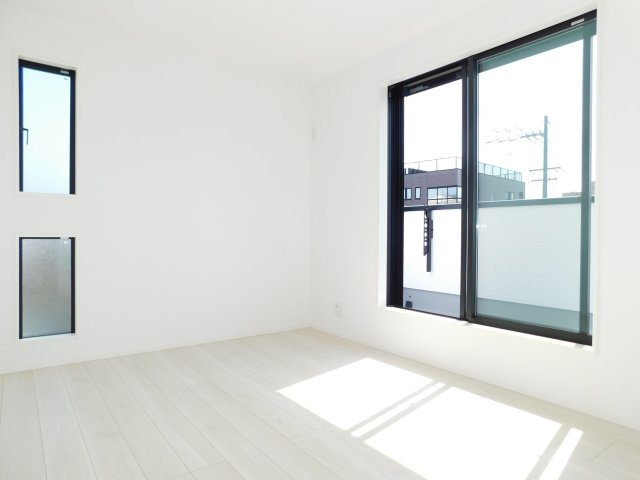 名古屋市北区川中町の新築一戸建の洋室|◇洋室◇　　南面で明るい洋室６．１帖　全居室収納完備♪　バルコニー利用可！