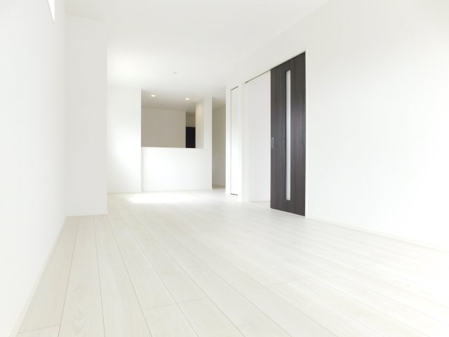名古屋市北区川中町の新築一戸建の居間・リビング|◇リビング◇　　南面で明るく広いリビング１９．３帖　リビングが見渡せる対面キッチン♪