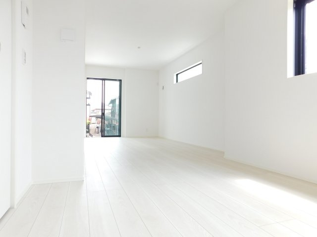 名古屋市北区川中町の新築一戸建の居間・リビング|◇リビング◇　　南面で明るく広いリビング１９．３帖　リビング収納完備！　