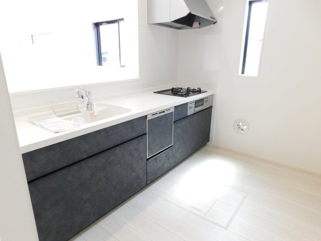 名古屋市北区川中町の新築一戸建のキッチン|◇キッチン◇　　対面式キッチン・人造大理石カウンター・お手入れらくらくシンク・浄水器一体型水栓・Sｉセンサーコンロ（３口）・食器洗浄乾燥機・ソフトモーションレール・床下収納庫