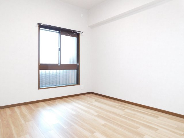 宝マンション日比野の洋室|◇洋室◇　　明るい洋室約６．０帖　全居室収納完備！　（令和７年１２月リフォーム済）