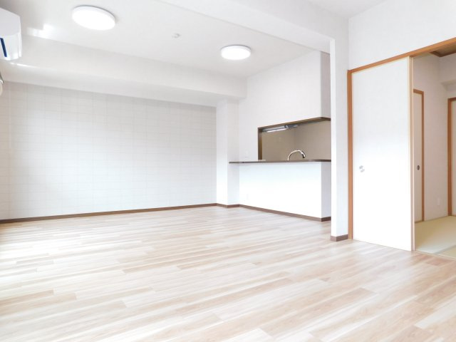 宝マンション日比野の居間・リビング|◇リビング◇　　南面で明るいリビング約１６．５帖　家族の会話が弾む対面キッチン♪　エアコン付き　（令和７年１２月リフォーム済）