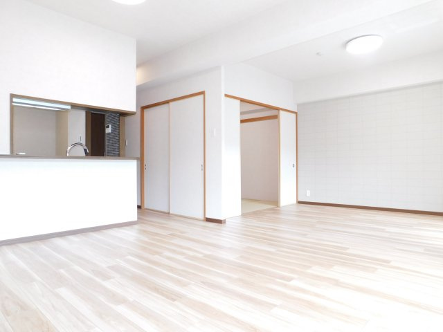 宝マンション日比野の居間・リビング|◇リビング◇　　南面で明るいリビング約１６．５帖　和室と続き間で２１．０帖の広々空間になります♪　エアコン付き　（令和７年１２月リフォーム済）