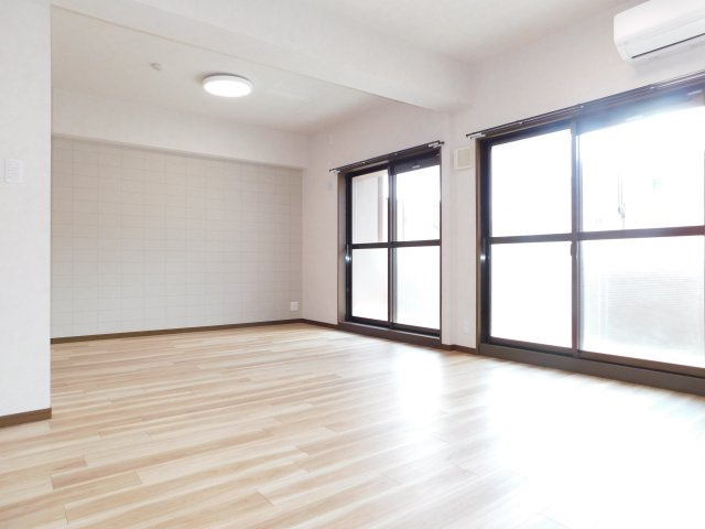 宝マンション日比野の居間・リビング|◇リビング◇　　南面で明るいリビング約１６．５帖　心地よい広々とした開放的なリビング♪　エアコン付き　（令和７年１２月リフォーム済）