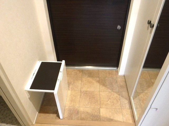 本八幡フロントコートの玄関