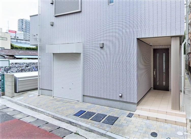 本八幡フロントコートのエントランス