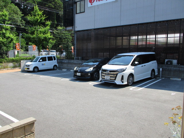 シャーメゾン・フォレスティ・スクエアの駐車場