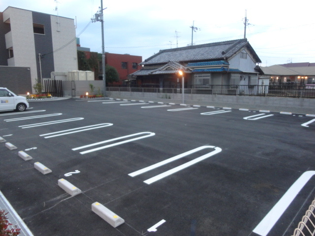 コモドビラN2の駐車場