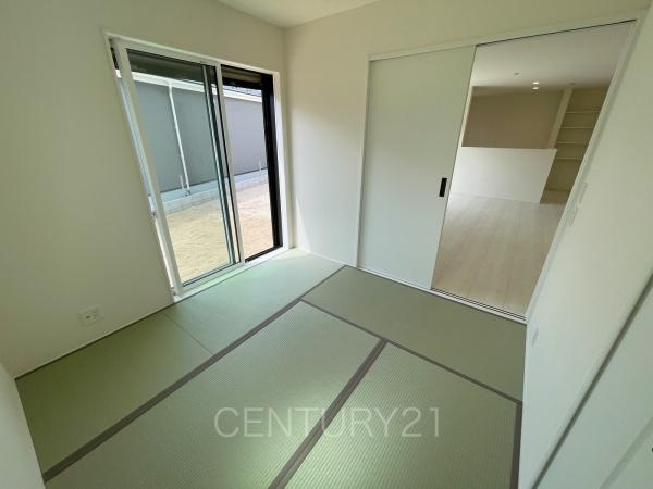 前橋市三河町2丁目24-1期1号棟の和室|和室はLDKと続き間で開放感があります。
引き戸で簡単に仕切れますので状況に合わせた使い方ができます。